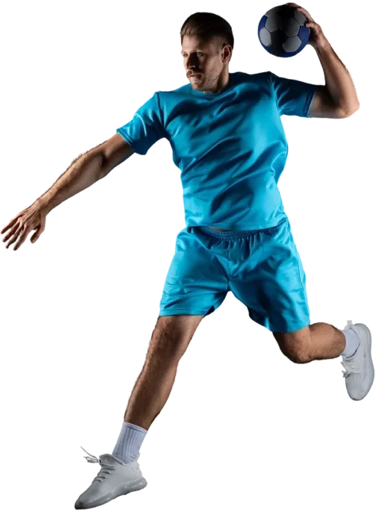 Athlète en plein saut lors d'un match de handball, vêtu d'un maillot bleu clair et de chaussures blanches, prêt à lancer le ballon. Le fond noir accentue la concentration et le mouvement.